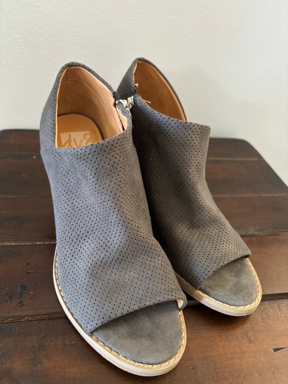 Dolce Vita DV8 Womens Open Toe Booties Size 7.5 Gray Suede Heels Zipper